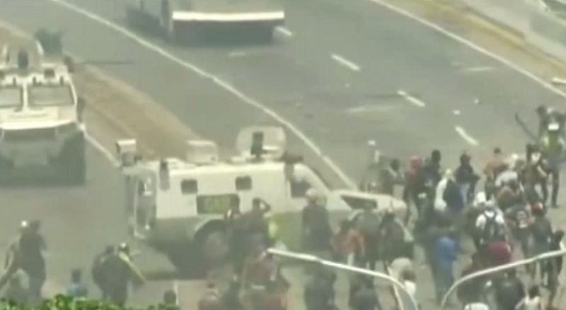 Violențe în Venezuela. Vehicule ale armatei au intrat în mulțime, în Caracas. VIDEO