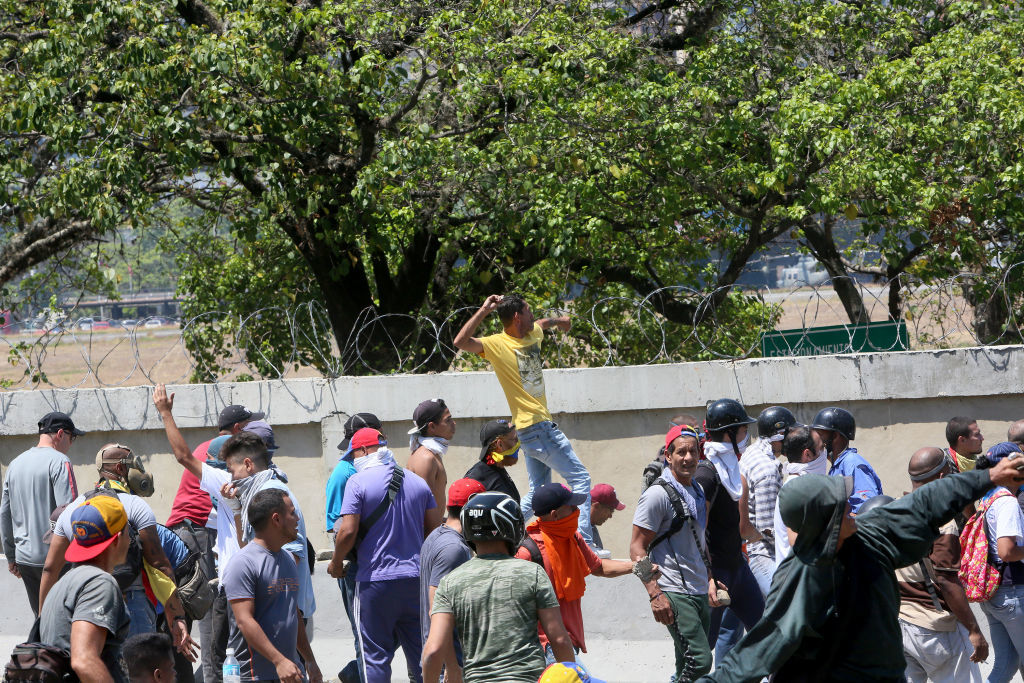 Colonel venezuelean, susținător al lui Maduro, împușcat în gât. Anunțul președintelui - Imaginea 11