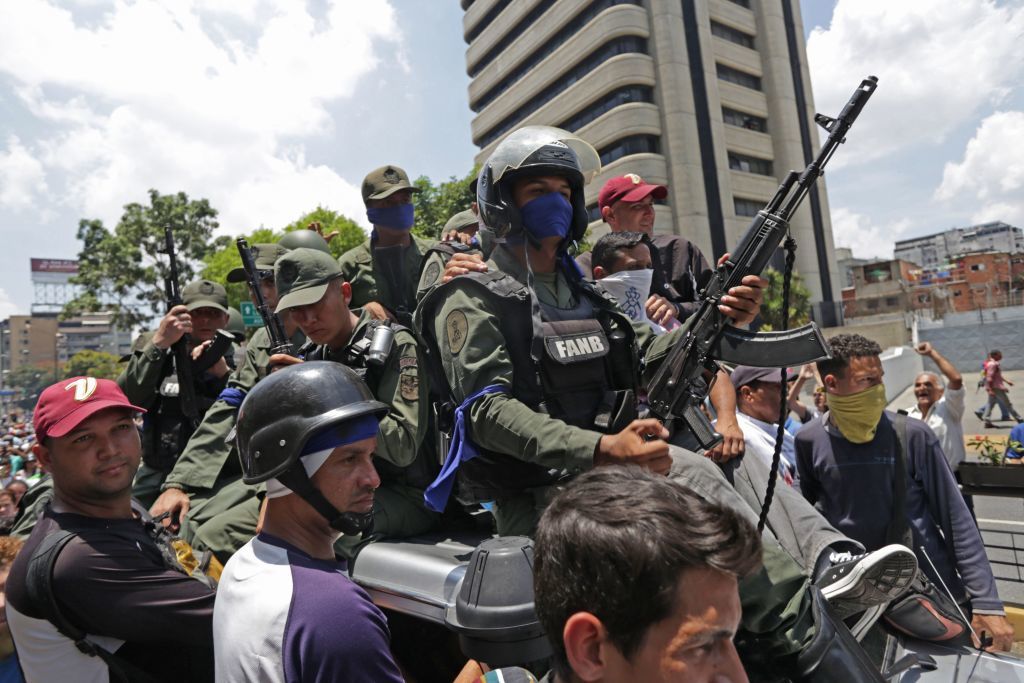 Colonel venezuelean, susținător al lui Maduro, împușcat în gât. Anunțul președintelui - Imaginea 9