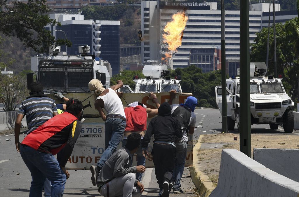 Colonel venezuelean, susținător al lui Maduro, împușcat în gât. Anunțul președintelui - Imaginea 8