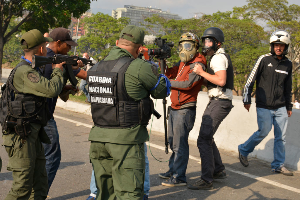 Colonel venezuelean, susținător al lui Maduro, împușcat în gât. Anunțul președintelui - Imaginea 7