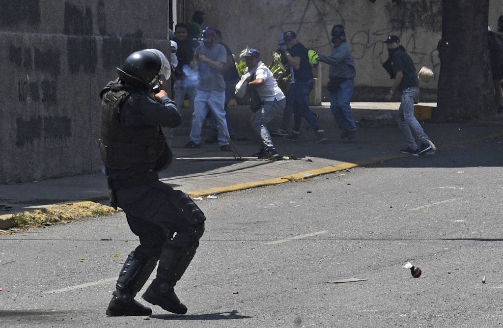 Colonel venezuelean, susținător al lui Maduro, împușcat în gât. Anunțul președintelui - Imaginea 6