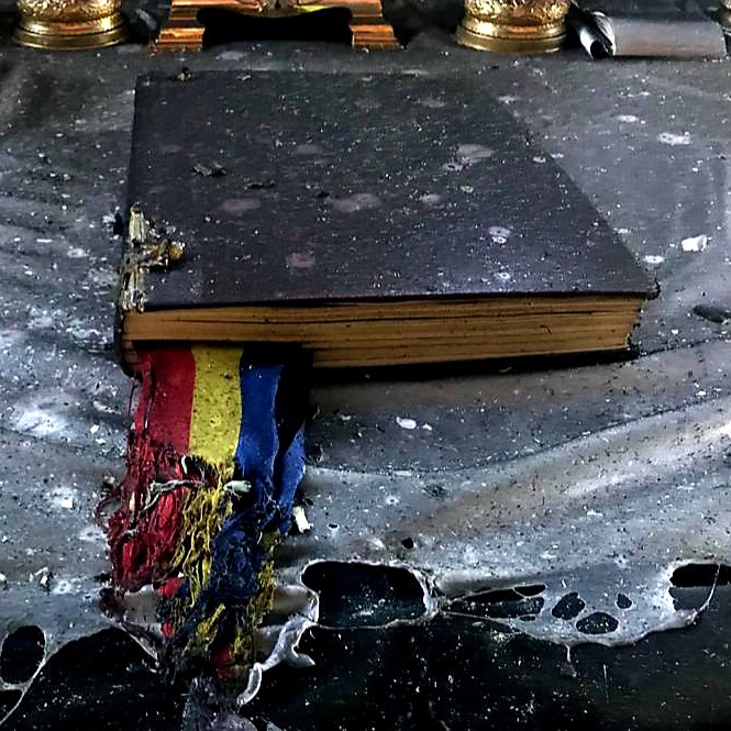 Incendiu la o biserică din Arad. Biblia și Tricolorul au scăpat din calea flăcărilor - Imaginea 1