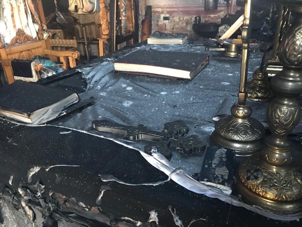 Incendiu la o biserică din Arad. Biblia și Tricolorul au scăpat din calea flăcărilor - Imaginea 2
