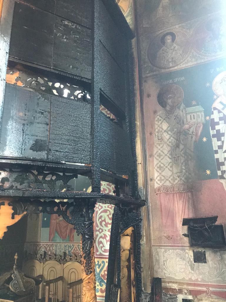 Incendiu la o biserică din Arad. Biblia și Tricolorul au scăpat din calea flăcărilor - Imaginea 3