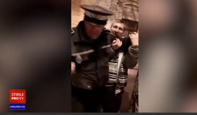 VIDEO. Polițist local din Galați, filmat într-o puternică stare de ebrietate
