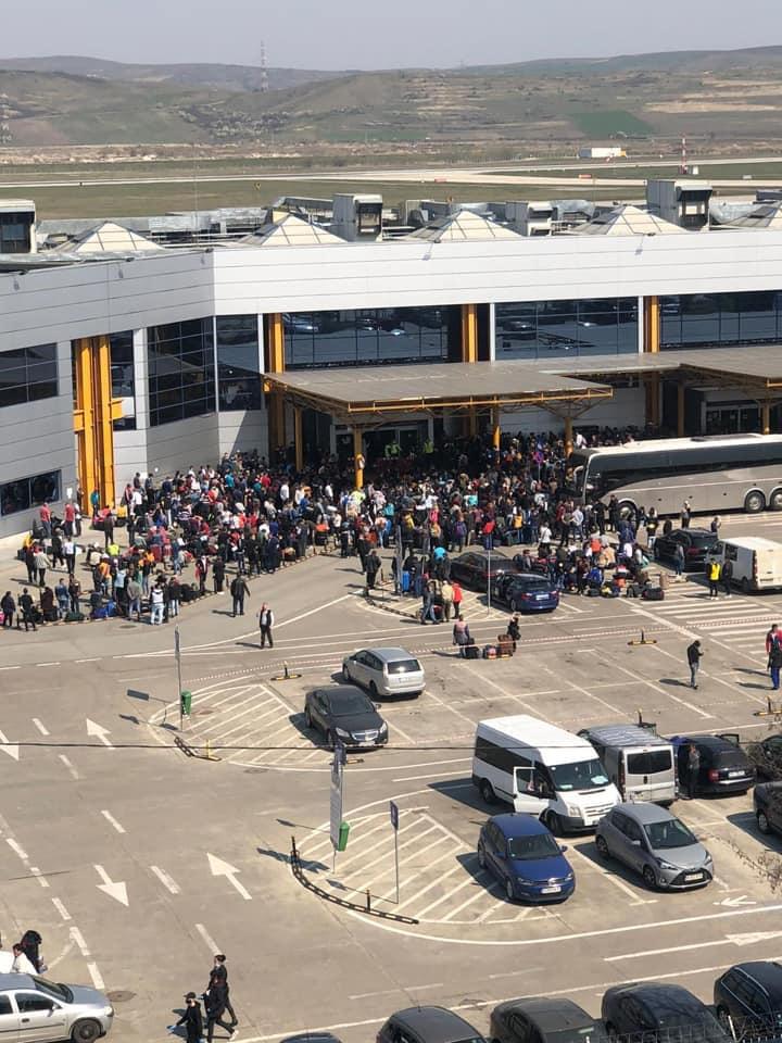 Sute de români se înghesuie pe aeroportul din Cluj ca să plece în Germania. S-a deschis dosar penal - Imaginea 2