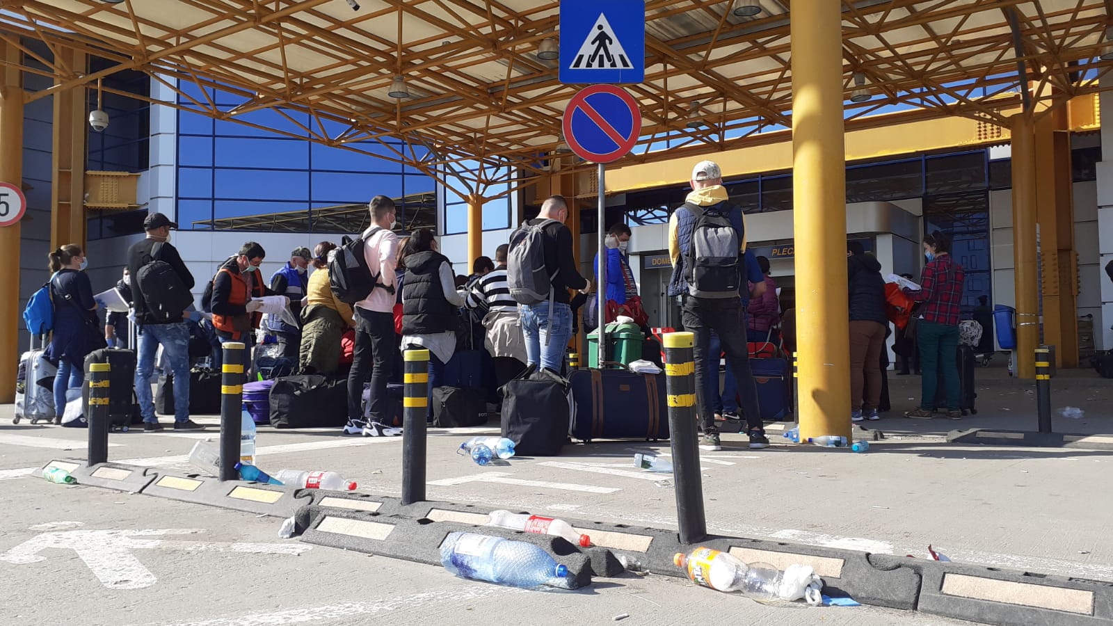 Sute de români se înghesuie pe aeroportul din Cluj ca să plece în Germania. S-a deschis dosar penal - Imaginea 3