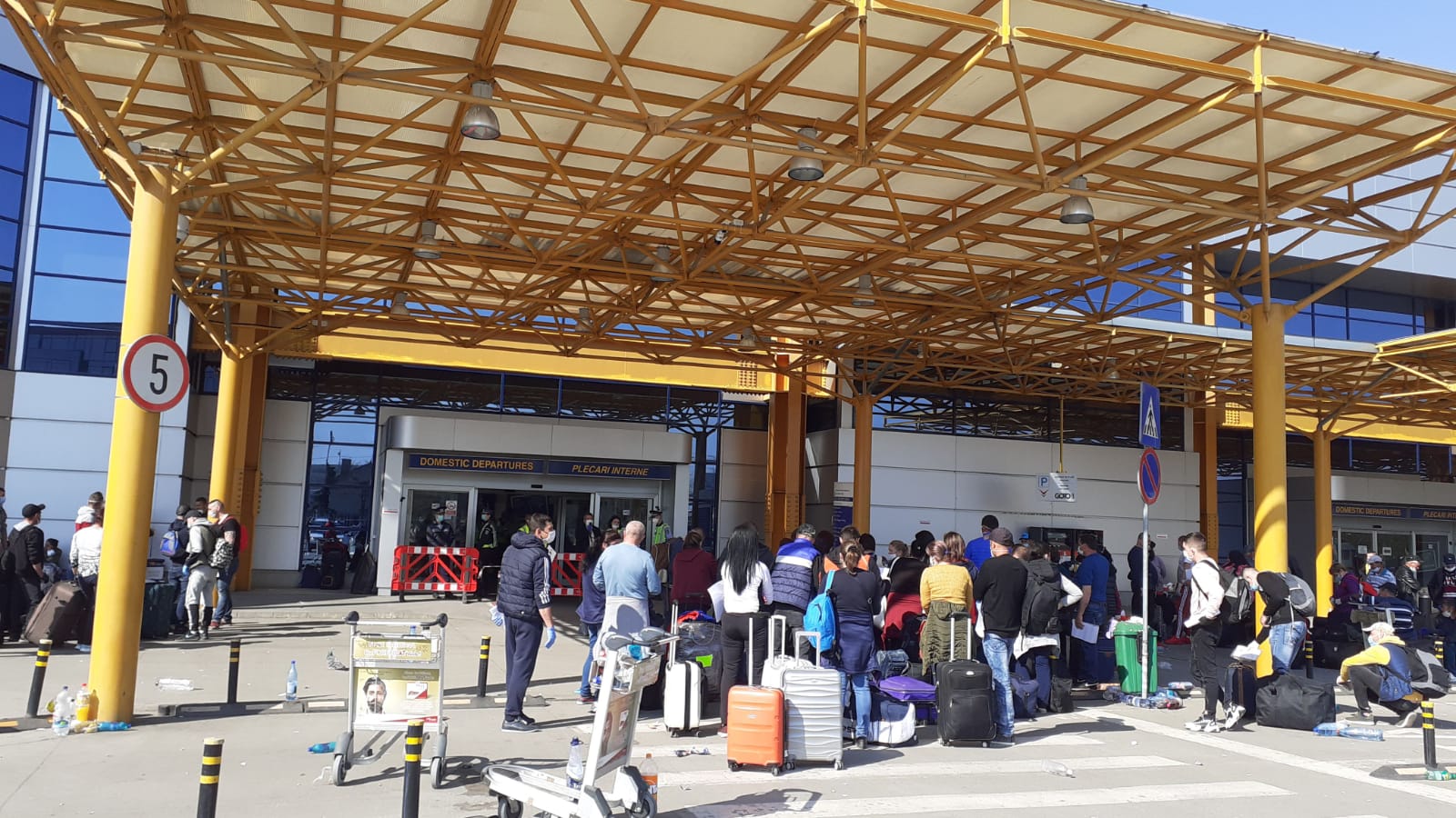 Sute de români se înghesuie pe aeroportul din Cluj ca să plece în Germania. S-a deschis dosar penal - Imaginea 1