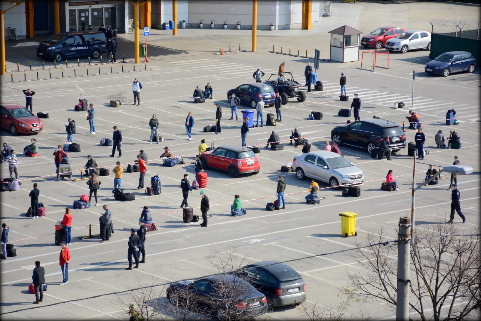 Măsurile luate în Aeroportul Cluj după ce mii de oameni au așteptat înghesuiți - Imaginea 1