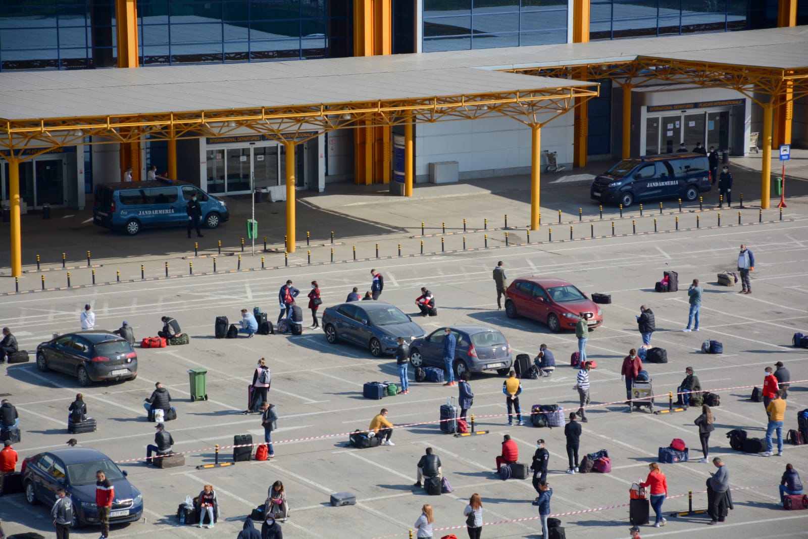 Măsurile luate în Aeroportul Cluj după ce mii de oameni au așteptat înghesuiți - Imaginea 3