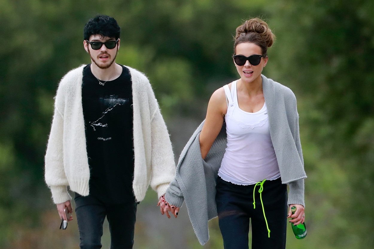 Actrița Kate Beckinsale, surprinsă la plimbare cu iubitul mai tânăr cu 24 de ani