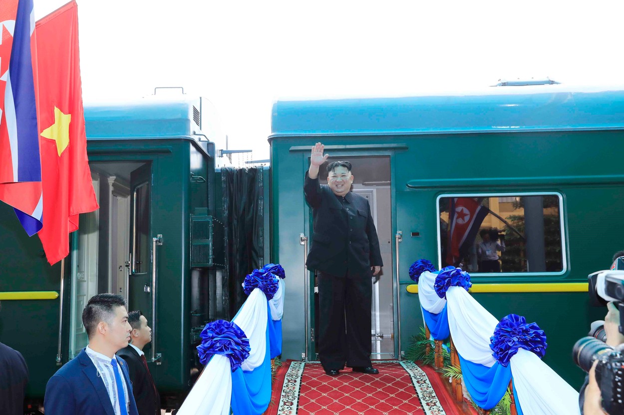 Cum arată trenul în care Kim Jong Un dă petreceri cu alcool și tinere virgine