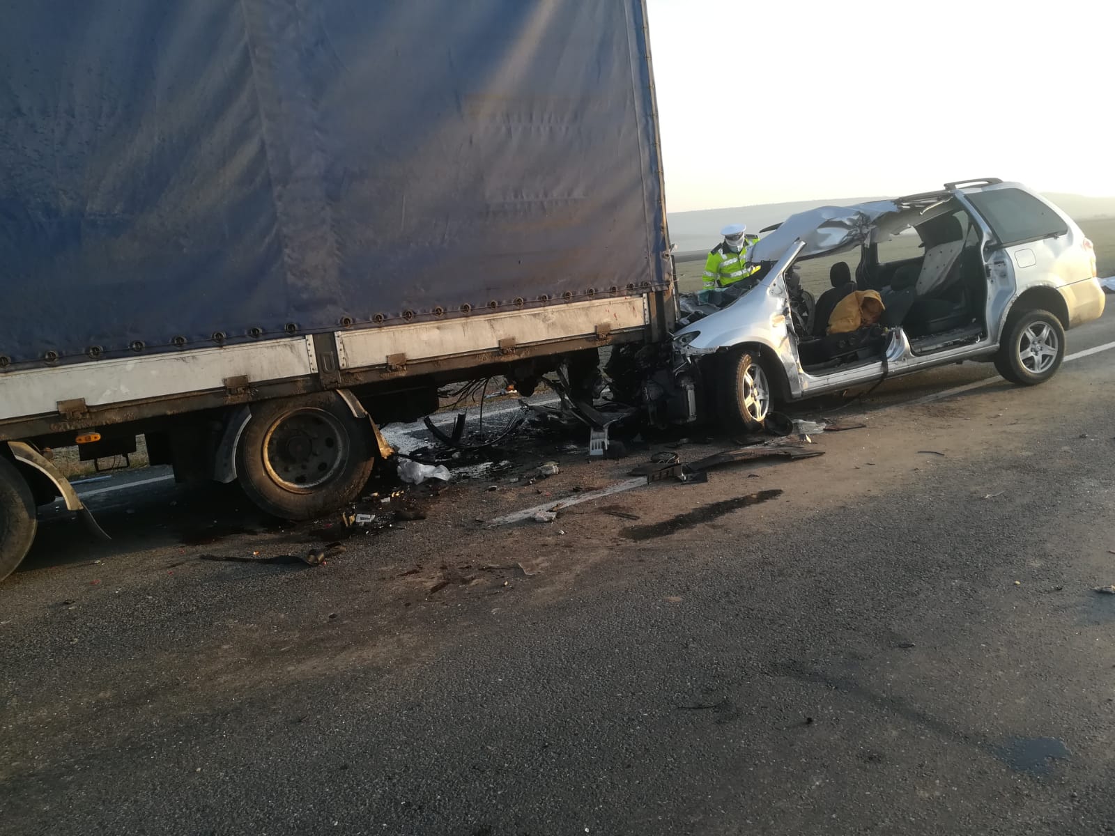 Accident grav. Patru persoane au murit în județul Galați, după ce mașina lor a intrat sub un TIR. FOTO