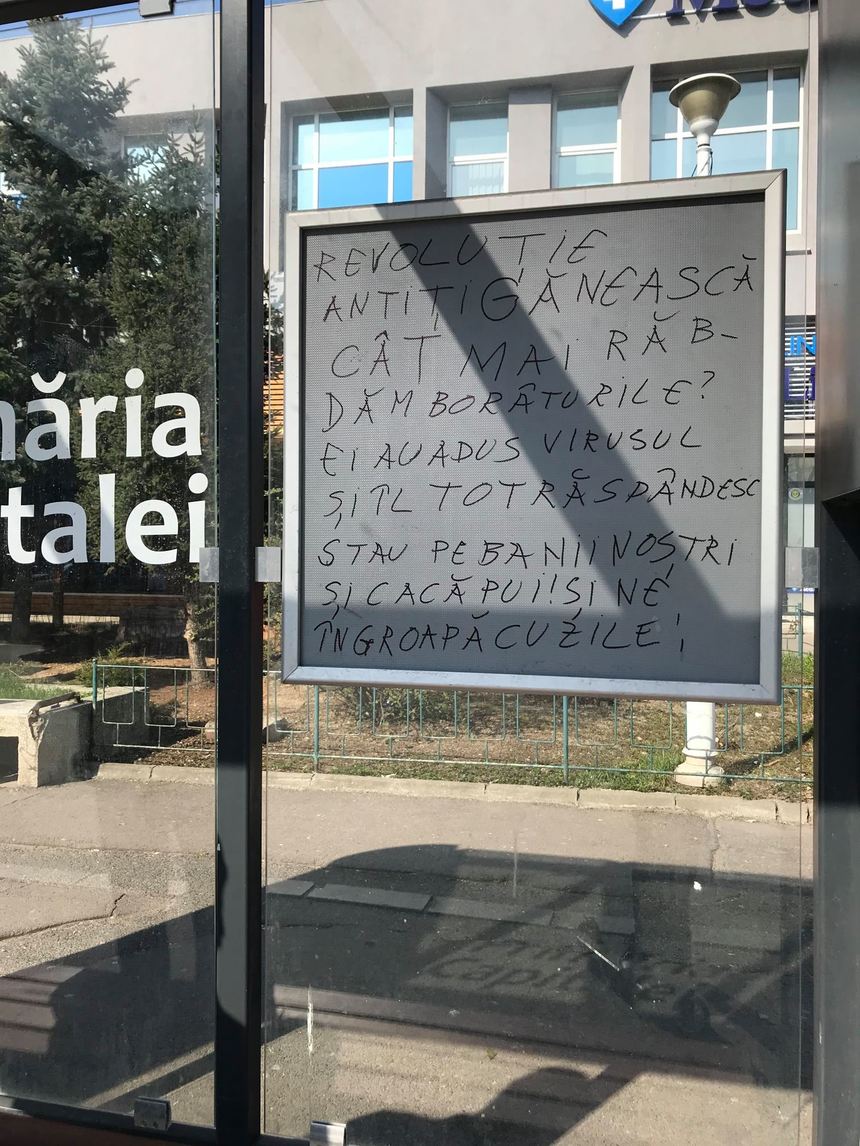 Mesaj rasist, scris într-o staţie de autobuz dintr-un cartier select din București