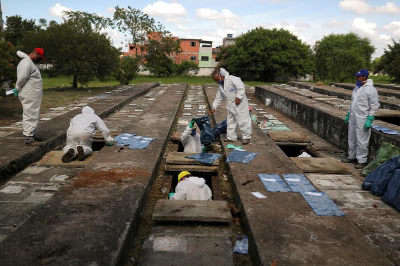 Vechile morminte din Brazilia, golite pentru a face loc numărului uriaș de victime Covid-19
