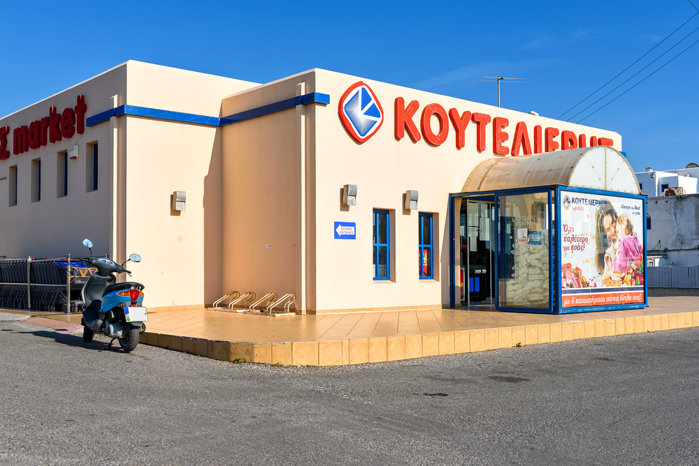 S-au redeschis magazinele în Grecia, sub un control strict