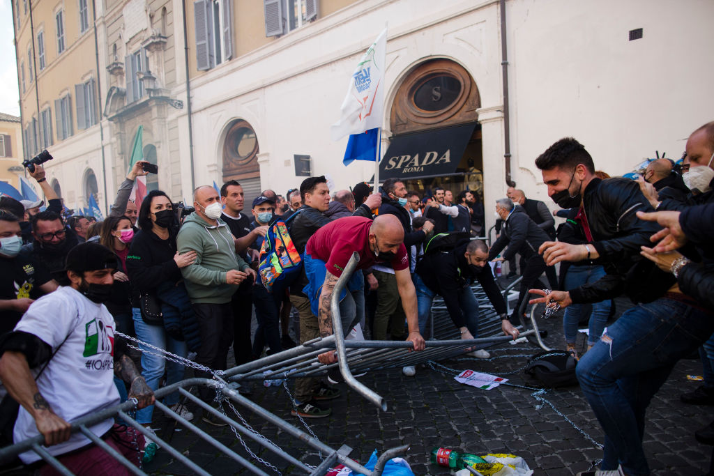 Proteste violente la Roma, din cauza restricțiilor anti-COVID impuse de autorități