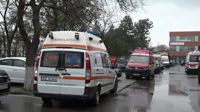 Situație critică la Spitalul Județean Buzău. Bolnavii Covid așteaptă și câte 10 ore în ambulanțe, cu masca de oxigen pe față