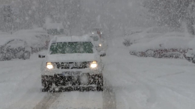 Iarna s-a întors în mai multe zone din țară. Șoferii au rămas blocați pe drumurile alunecoase: „Totul e blocat”