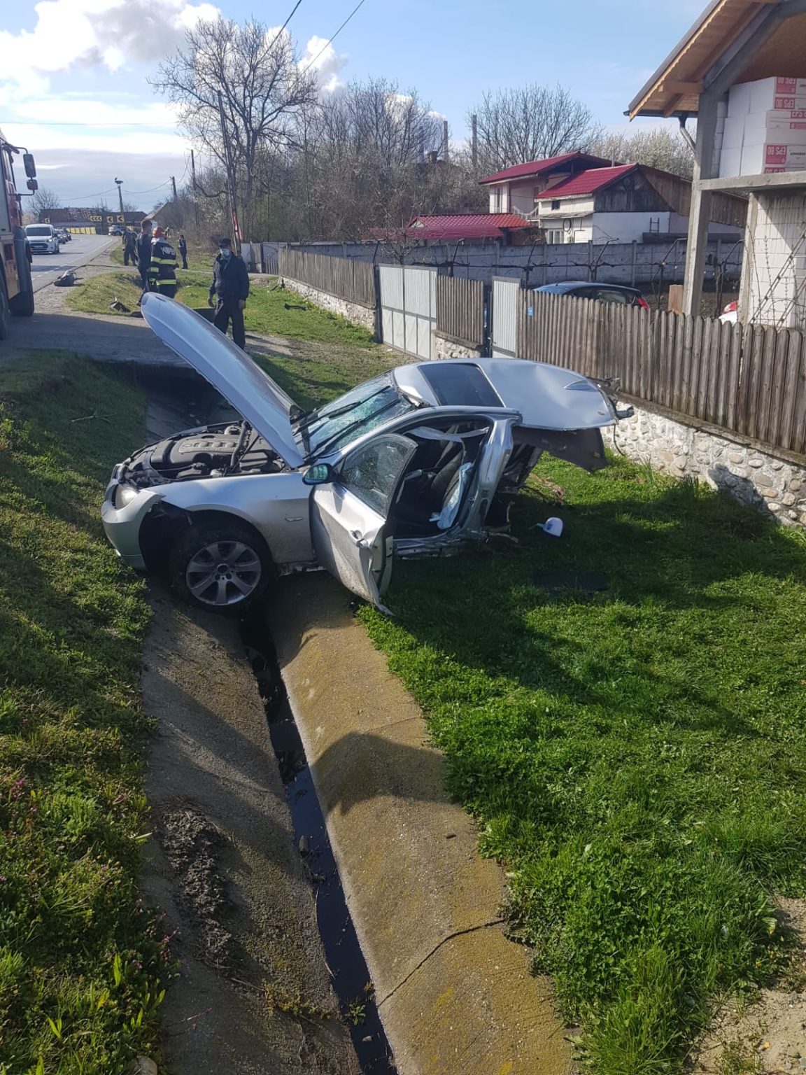 BMW rupt în două în urma unui accident. Jumătate din maşină a fost aruncată pe partea opusă a şoselei