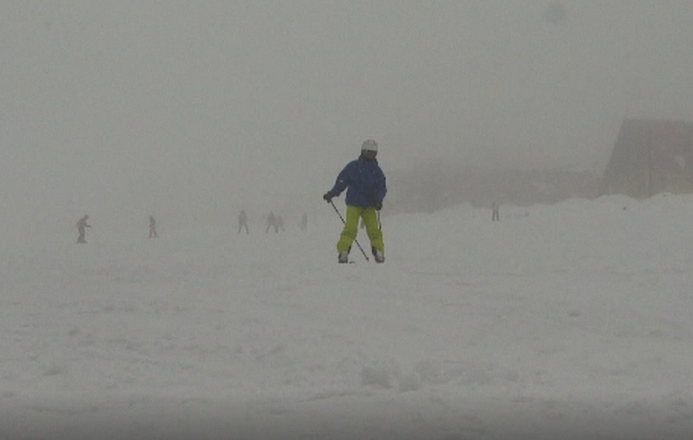Vești bune pentru iubitorii sporturilor de iarnă. Până când se va putea schia în Poiana Brașov și la Rânca