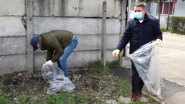 Sute de saci cu gunoaie au fost strânși de pe străzile din Bistrița de angajații Primăriei, în frunte cu edilul: „E relaxant”