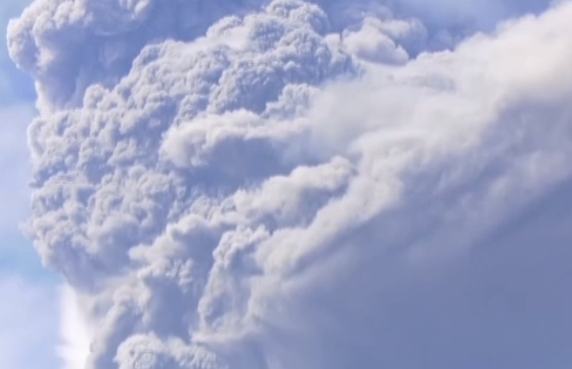 Vulcanul La Soufrière din insula caraibiană Saint Vincent a erupt violent, împrăştiind nori groşi de cenuşă. VIDEO