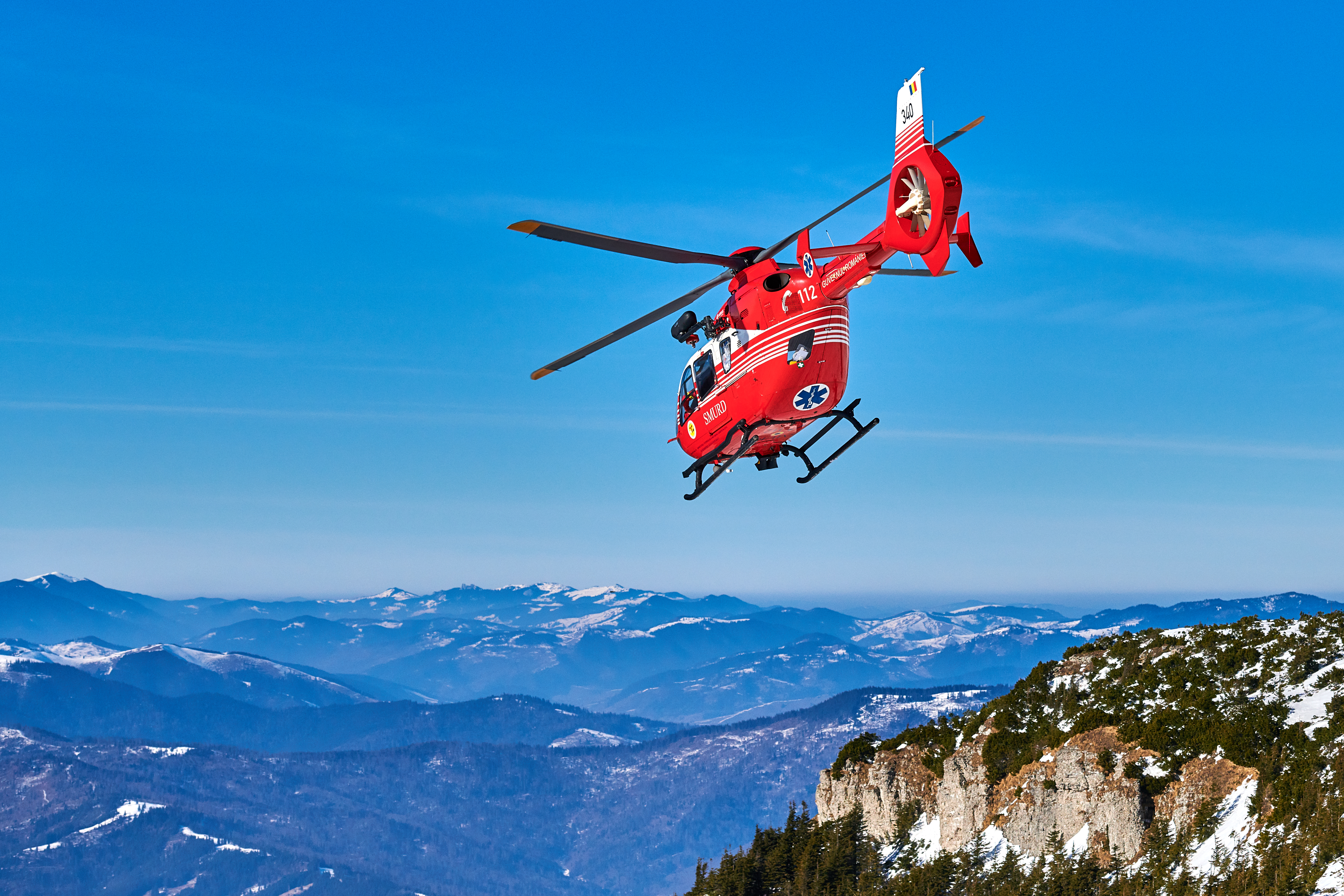 Accident la schi pe pârtia de la Șureanu. O femeie a fost preluată de elicopterul SMURD
