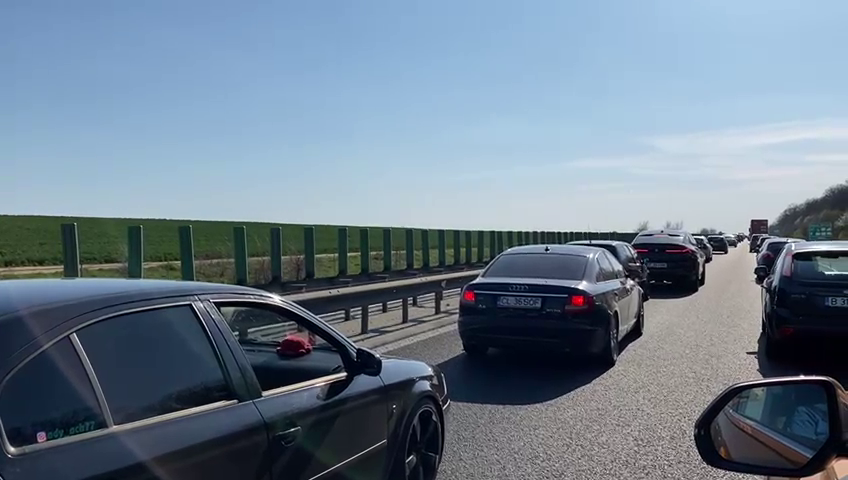 Trafic intens pe A2 Bucureşti - Constanţa spre sensul către Capitală. Coloane de maşini de aproape 2 kilometri