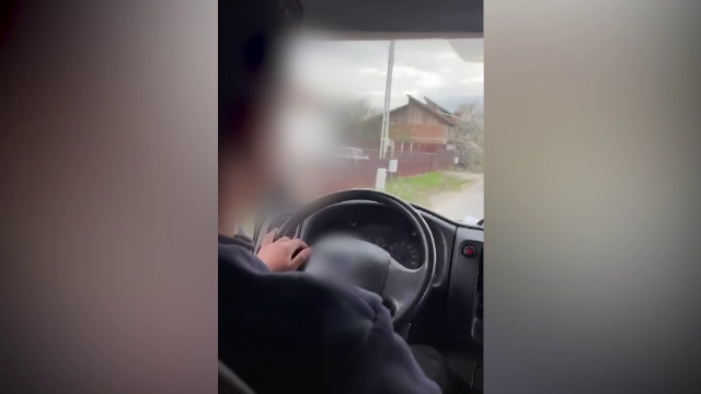 Imagini revoltătoare pe TikTok. Băiat de 13 ani din Ilfov, filmat de mai multe ori conducând pe şosea