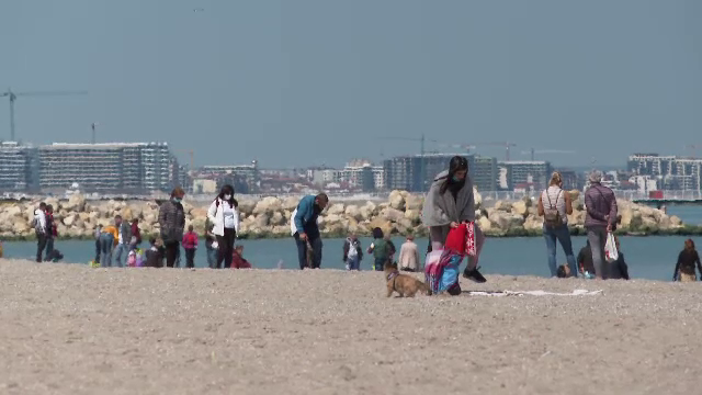 Mii de oameni au venit pe litoral, profitând de vremea frumoasă. 