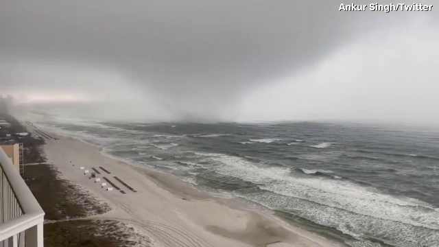 Furtună devastatoare în Florida. Imagini cu o tornadă venind din mijlocul apelor