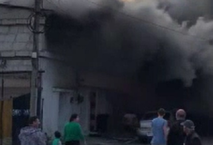 Incendiu violent în Constanța. Un bărbat a fost transportat în stare gravă la spital