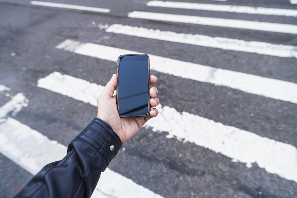 Pietonii care folosesc telefonul când traversează strada ar putea fi amendați