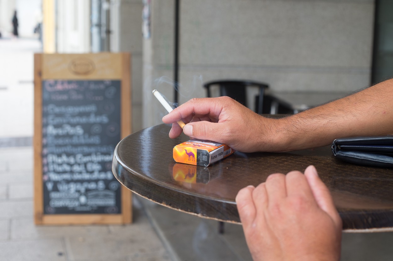 Fumatul ar putea fi interzis pe terasele hotelurilor și restaurantelor din Spania