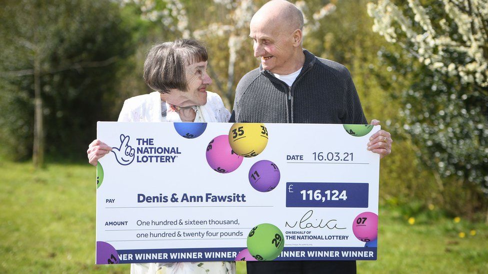Un britanic a câștigat la loterie 133.000 de euro după ce și-a uitat ochelarii acasă și a ales numerele la întâmplare