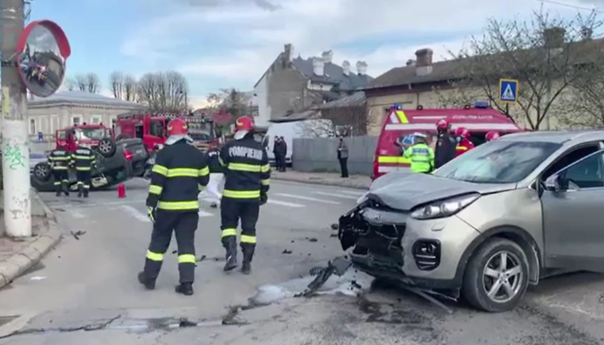 Accident violent în Târgovişte, cu o mașină răsturnată. Cum s-a produs coliziunea