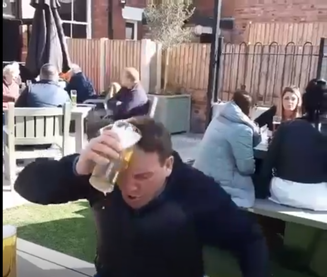 Video. Gestul unui britanic a devenit viral. Ce a putut să facă cu prima bere comandată în patru luni