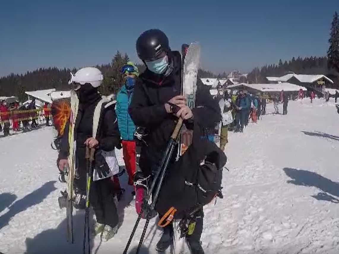 Vremea rece a prelungit sezonul de schi. Transportul pe cablu din Poiana Brașov s-a ieftinit cu 20%