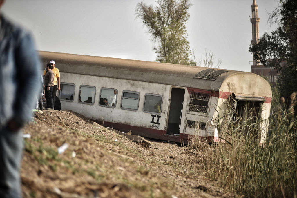 FOTO. Cel puţin 11 morți și 97 de răniţi după deraierea unui tren de pasageri în Egipt - Imaginea 3