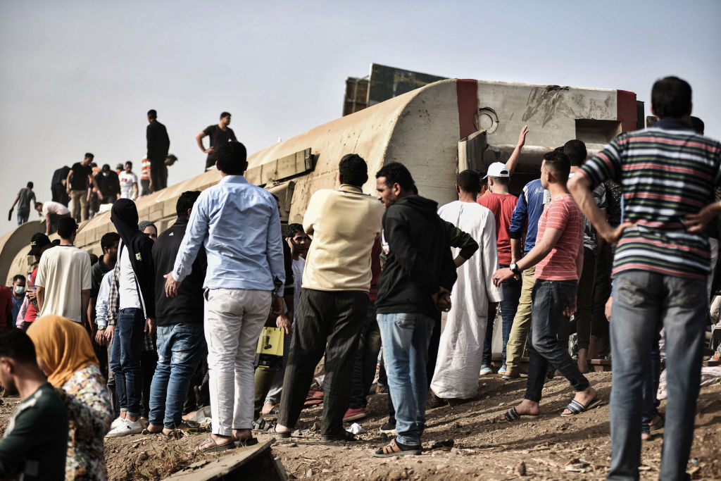 FOTO. Cel puţin 11 morți și 97 de răniţi după deraierea unui tren de pasageri în Egipt - Imaginea 4