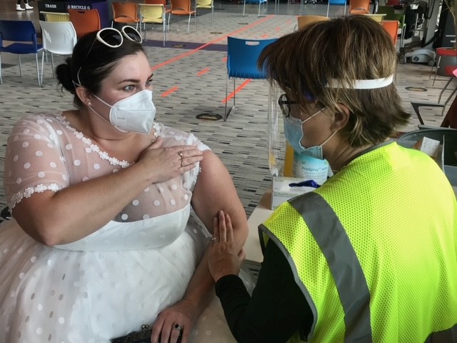 O americancă s-a prezentat la vaccinarea anti-Covid în rochie de mireasă