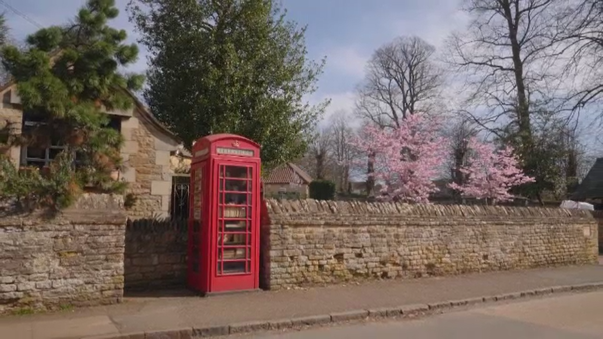 Cabinele telefonice roşii, simbol al Marii Britanii, sunt scoase la licitaţie pentru a fi transformate în ceva util