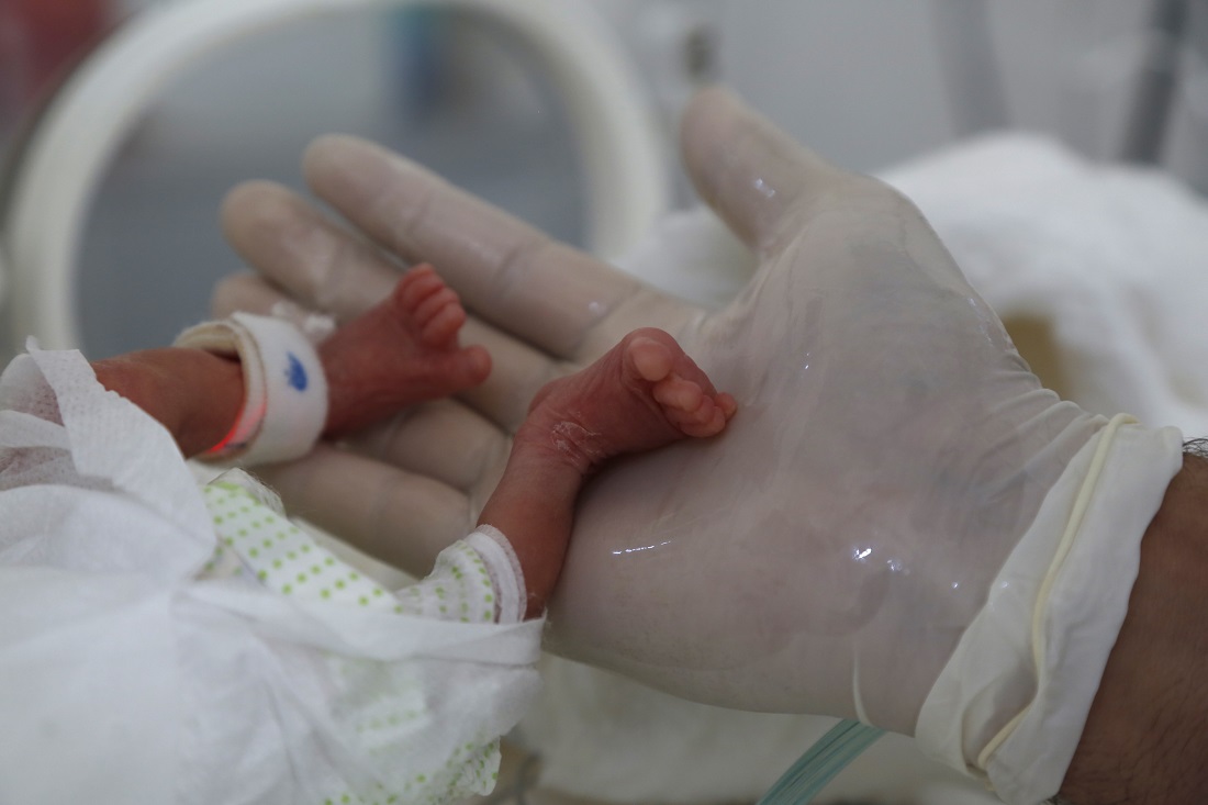 O femeie infectată cu Covid-19, intubată de o lună, a născut. Care este starea bebelușului