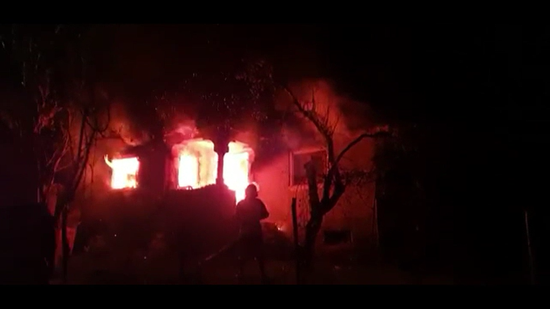O casă din județul Dâmbovița, distrusă de un incendiu puternic. Locul era greu accesibil pentru pompieri