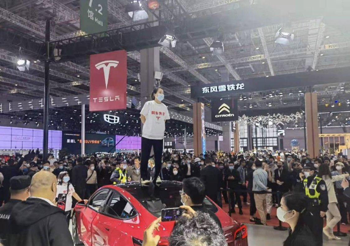 Protestul viral al unei cliente nemulțumite de Tesla, la Shanghai. Reacția companiei lui Elon Musk