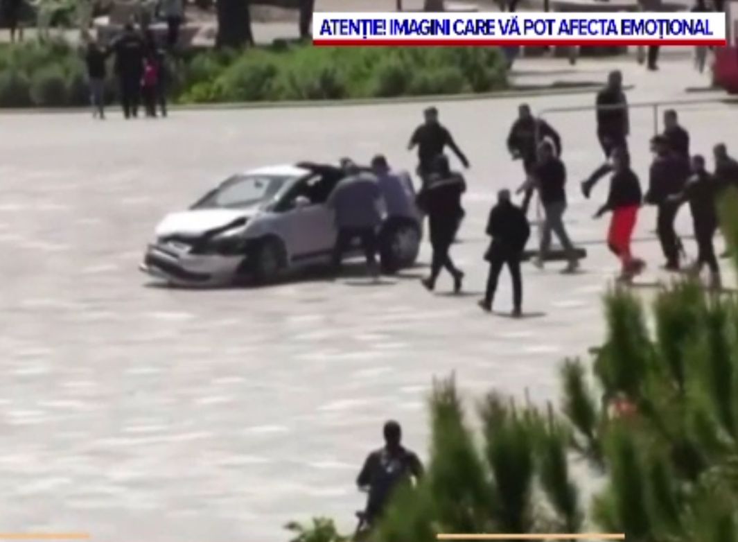 Un șofer albanez a alergat pietonii cu mașina, la Tirana. Cum l-a oprit un tânăr curajos