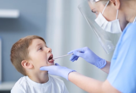 În copilărie, dinții frontali pot fi afectați de o structură musculară incorect inserată. Există o rezolvare rapidă
