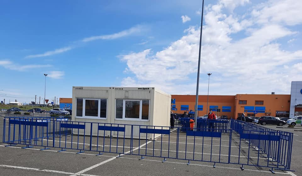 Un centru de vaccinare drive-through este amenajat în parcarea unui hypermarket din Arad